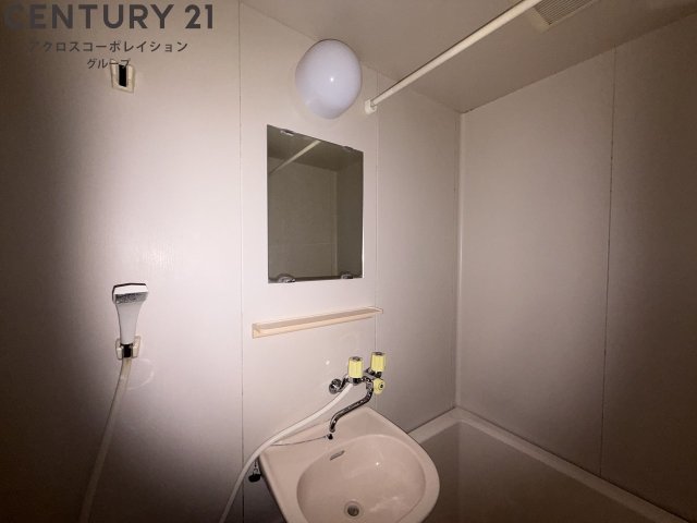 洗面設備　明るい洗面所です