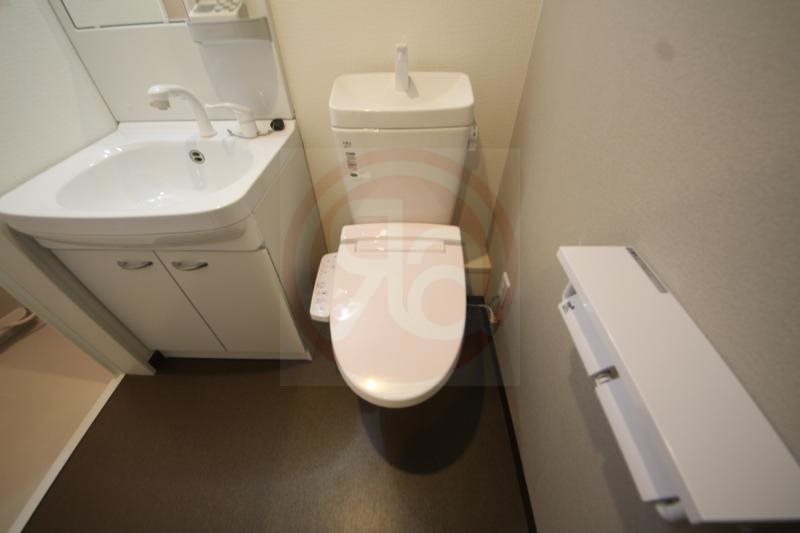 トイレ　落ち着いた色調のトイレです