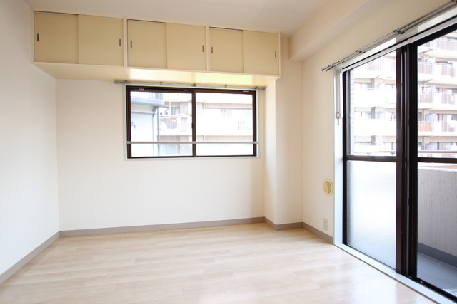 その他部屋・スペース　２面採光・上部には収納付の洋室♪