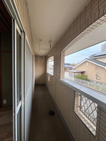 バルコニー　広々とした2階ベランダ。天気に左右されにくい使いやすさ。