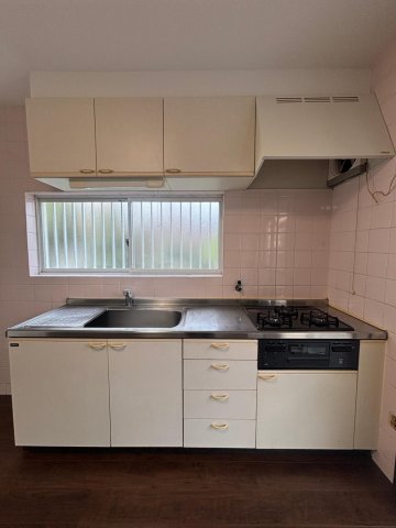 キッチン　3口のビルトインコンロで料理＆お手入れ楽々。