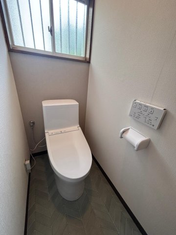 トイレ　賃貸では珍しいリモコン式トイレを新設。一歩先の快適さを日常に