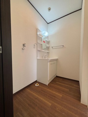 洗面設備　家族みんなが気持ちよく使えるゆとりの洗面空間。独立洗面台新設