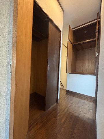 収納　階段下、階段上、各居室に広々とした収納充実。