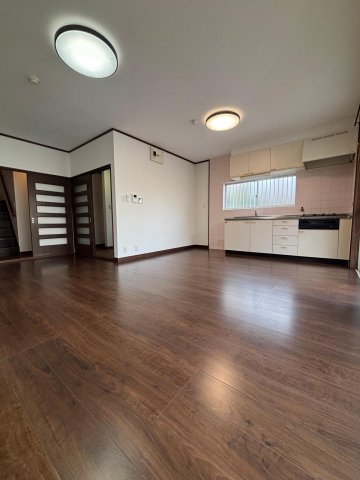 居室・リビング　広々としたリビング　照明は気分や用途に合わせて調光可能。