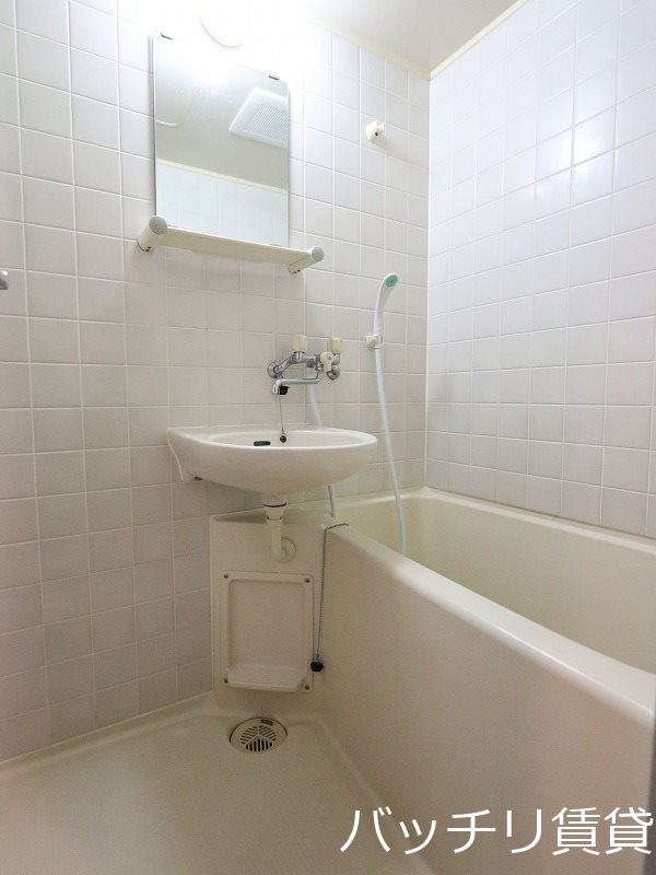 バス・シャワールーム　別号室タイプの為、現状を優先いたします