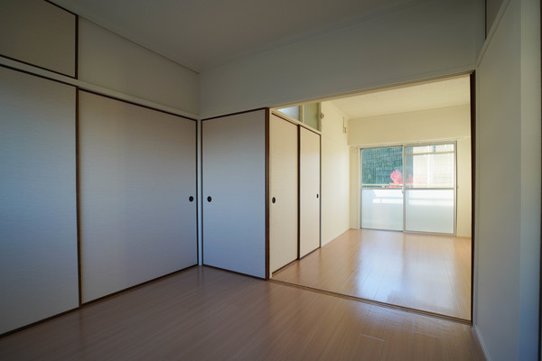 居室・リビング　同じ建物の別なお部屋