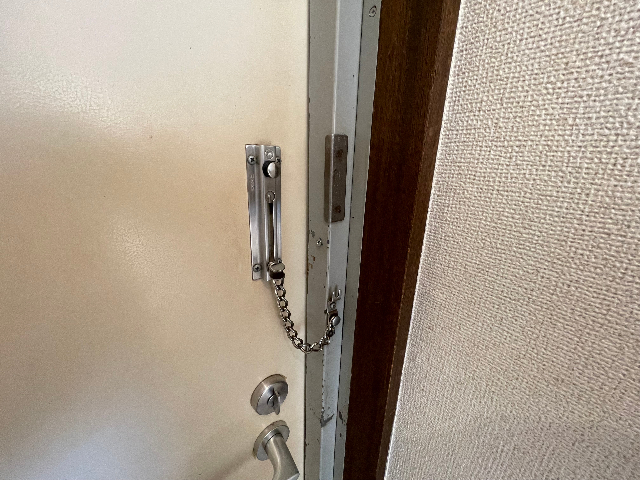セキュリティ　玄関ドアのチェーン