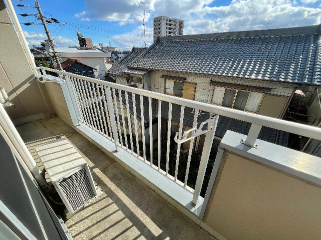 バルコニー　日当たりのよいバルコニー