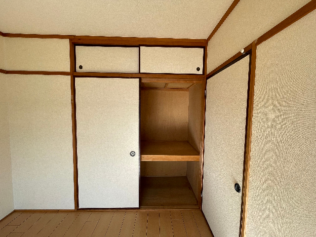 収納　間仕切りのある押入