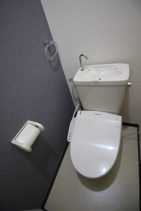 トイレ　おしゃれなアクセントクロスになっています★