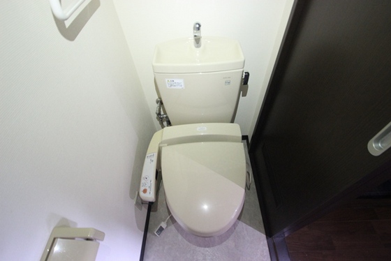 トイレ　※掲載写真は同マンション別部屋参考写真となります。