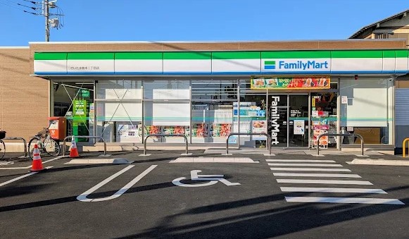 コンビニ　ファミリーマート さいたま曲本二丁目店（コンビニ）まで869m
