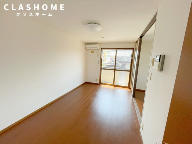 居室・リビング　同物件の別部屋になります。