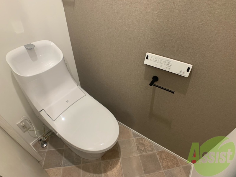 トイレ　温水洗浄便座なので快適に使用できそうですね。