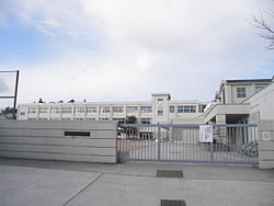 小学校　三田市立 三輪小学校（小学校）まで182m
