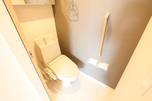 トイレ　温水シャワー付きトイレです