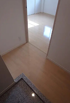 玄関　別部屋の画像を使用しております。