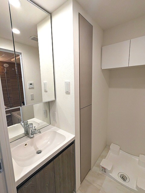 洗面設備　トイレと別の独立洗面室、2面鏡付、ハンドシャワー付独立洗面台