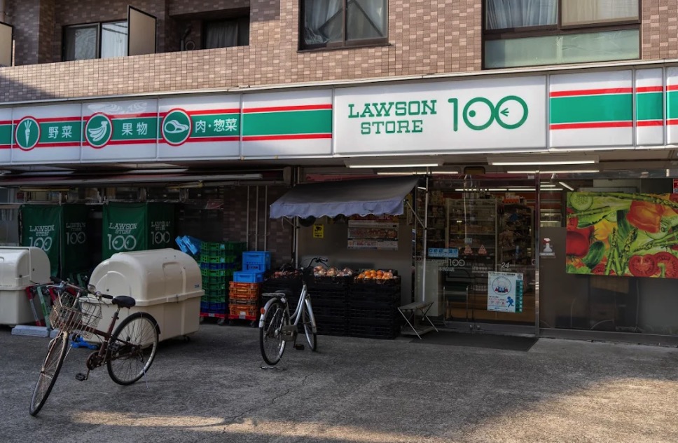 コンビニ　ローソンストア100本駒込店（コンビニ）まで167m