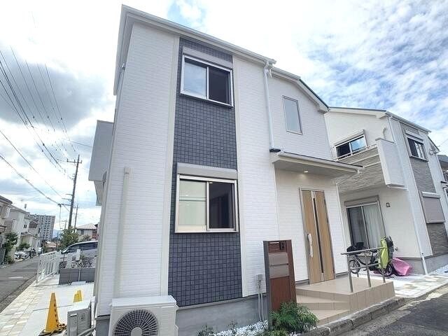 建物外観　駅から徒歩８分