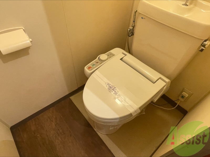 トイレ　トイレは温水洗浄便座になっておりこれが好きな方は多いですね。