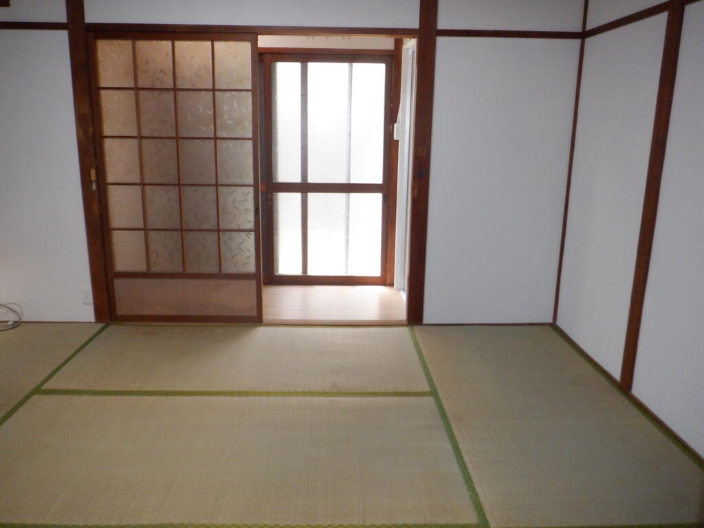 仁川うぐいす台戸建の居間写真