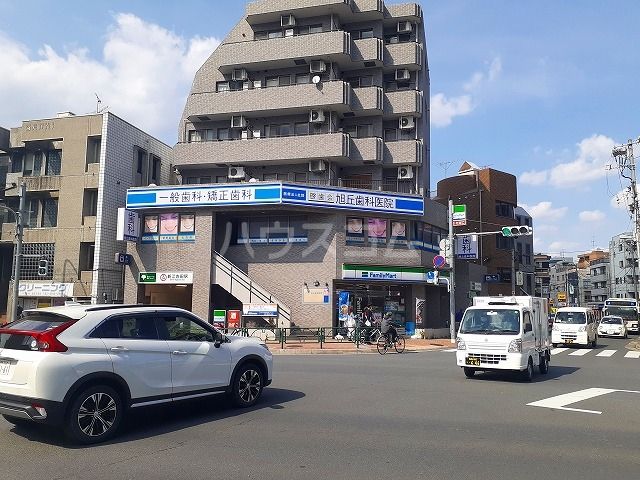 コンビニ　ファミリーマート新江古田駅前店（コンビニ）まで1329m