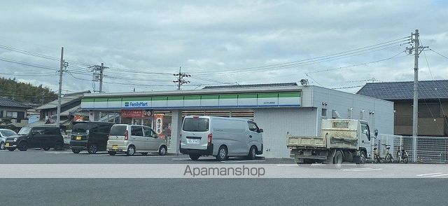 コンビニ　ファミリーマート（コンビニ）まで750m