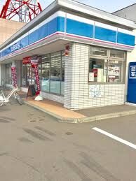 コンビニ　ローソン札幌八軒7条店（コンビニ）まで734m