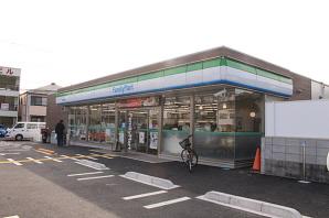 コンビニ　ファミリーマート（コンビニ）まで800m