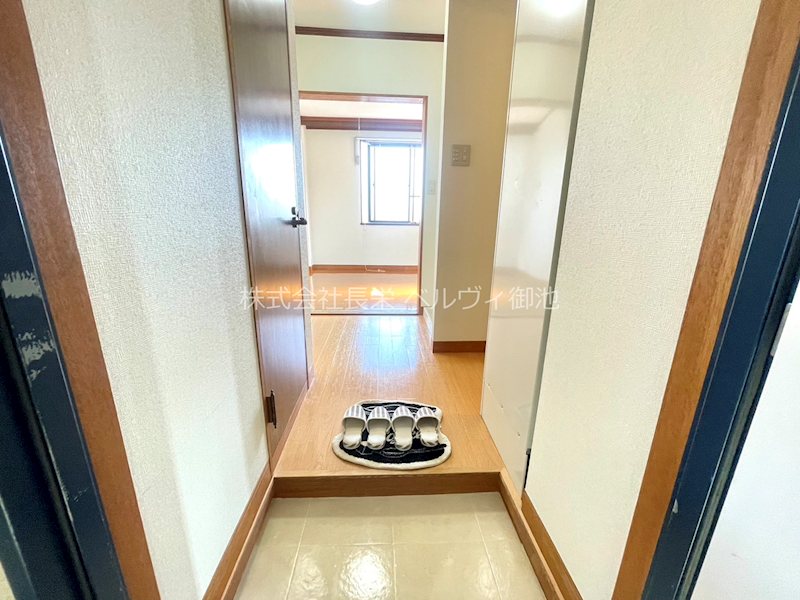 玄関　別号室・参考写真（実際のお部屋とは異なります）