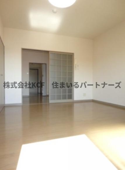 その他部屋・スペース　開放的な寝室です