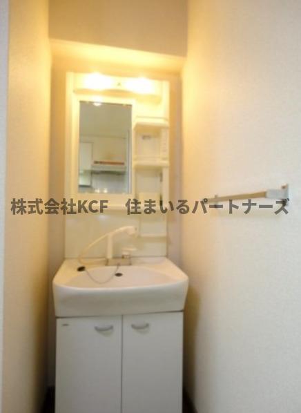 洗面設備　独立洗面化粧台が付いています