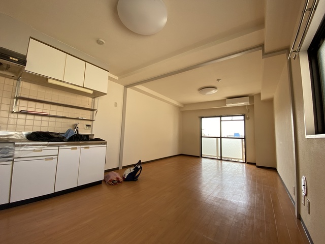 居室・リビング　風の通りが気持ち良いお部屋です。