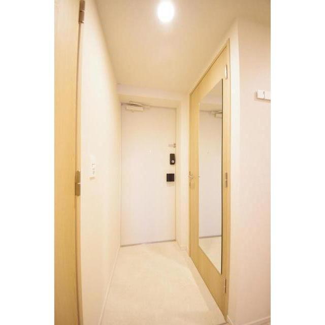 玄関　玄関鏡がありお出かけ前にチェックできます。