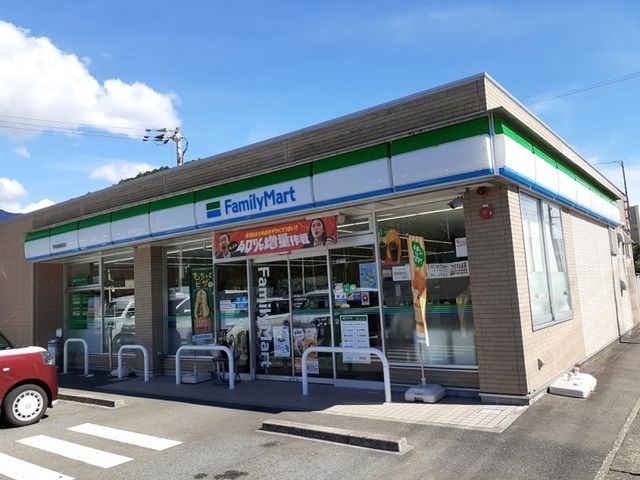 コンビニ　ファミリーマート保田店様（コンビニ）まで450m