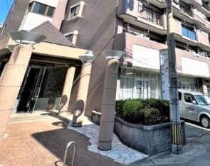 エントランス　天気の良い日の洗濯物はこちらへ