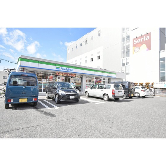 コンビニ　ファミリーマート瑠璃光町店（コンビニ）まで400m