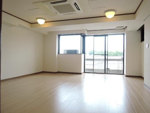 居室・リビング　参考です。別部屋です。以下同様です。