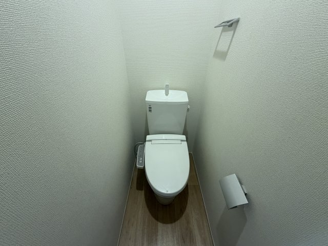 ＪＲおおさか東線 新加美駅 徒歩1分 5階建 築8年のトイレ写真