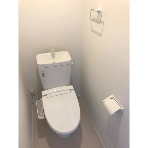 トイレ　落ち着いた色調のトイレです