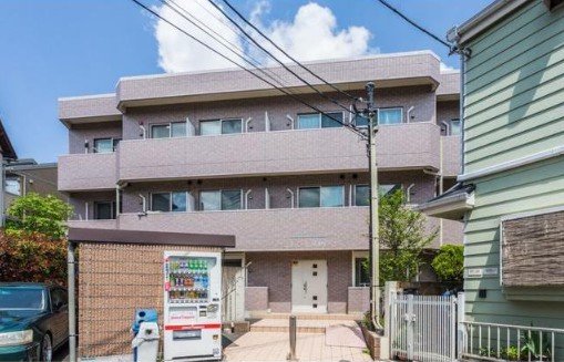 建物外観　鉄筋コンクリート造のがっちりとした建物。