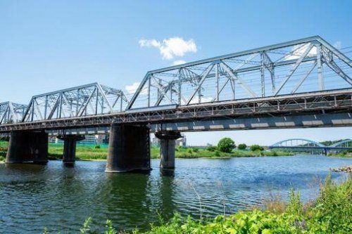 その他　青空の下に架かる多摩川橋梁と丸子橋