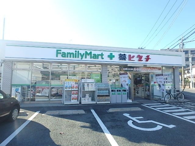 コンビニ　ファミリーマート（コンビニ）まで216m
