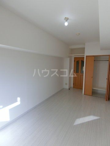 クィーンズ九大前の居間写真