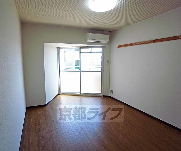 居室・リビング　窓が斜めのお部屋