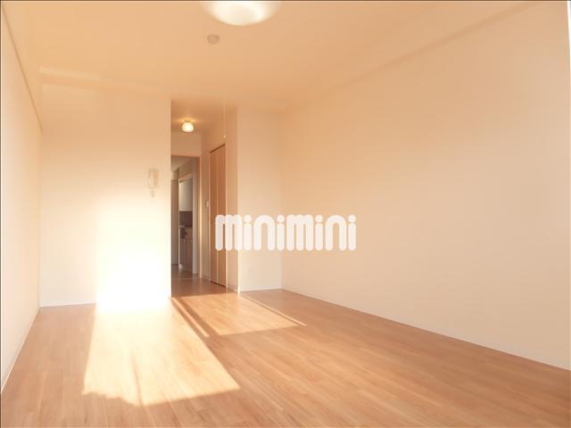 居室・リビング　照明、エアコン付きの洋室です