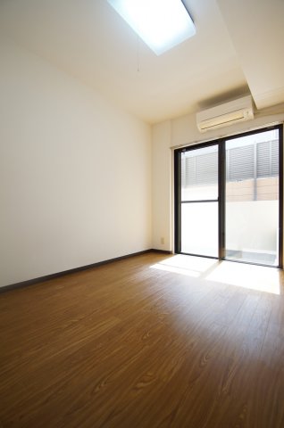 居室・リビング　清潔感のあるフローリングのお部屋です