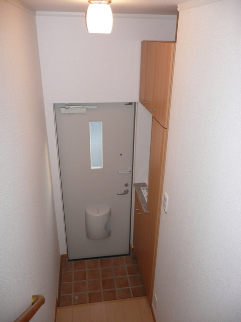 玄関　201号室の写真を掲載しております。